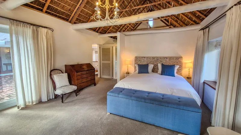 Bedroom with twin layout